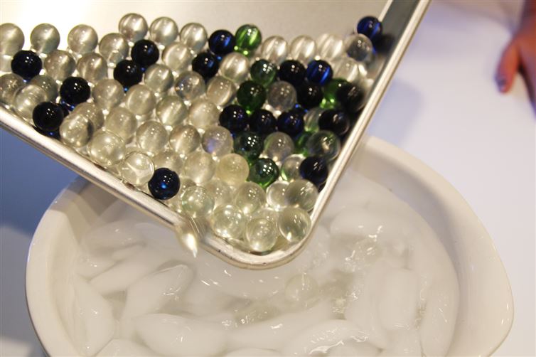 stunning-marble-necklace-using-ice-water_0