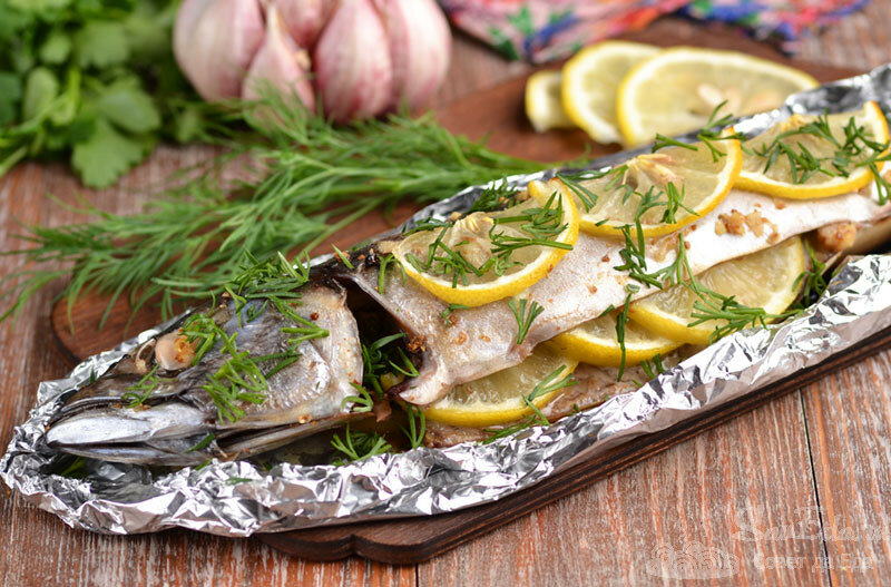 2 простых ингредиента добавят рыбе интересный вкус. Скумбрия в фольге в духовке