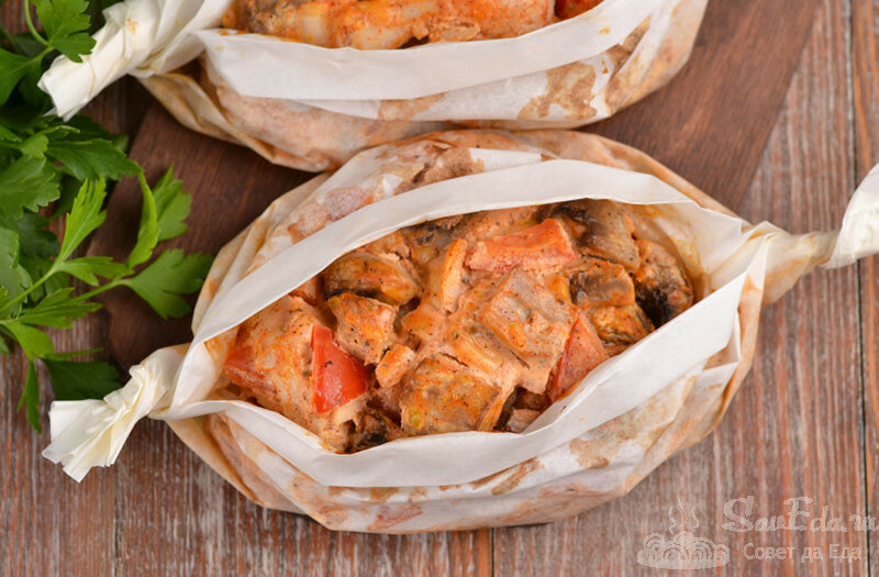 Все просто перемешиваю и быстро запекаю в пергаменте! Курица с грибами и сметаной