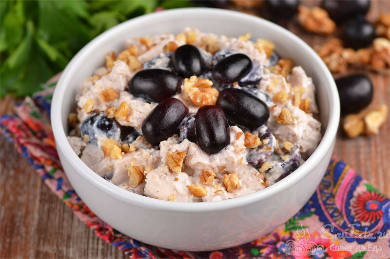 Приготовила салат с курицей и виноградом. Это полный восторг! Всего 4 продукта и без майонеза (делюсь рецептом)