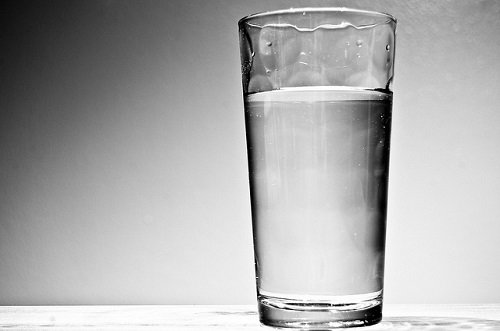 Выпивай 4 стакана воды после пробуждения. Что из этого выйдет — просто невероятно