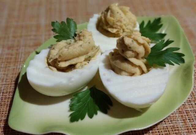 Закуска из яиц, гости разбирают ее первой, весь секрет в начинке