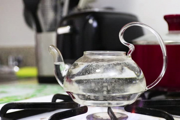 Кипяченая вода: безопасна ли она для здоровья на самом деле