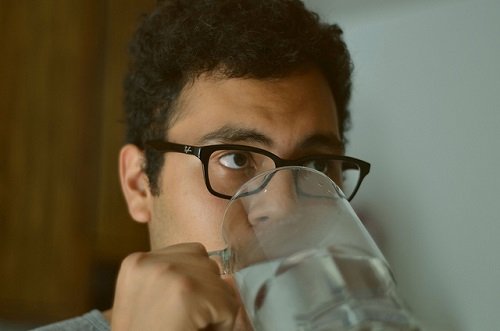 Выпивай 4 стакана воды после пробуждения. Что из этого выйдет — просто невероятно