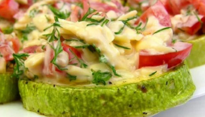 Легкая закуска из кабачков с помидорами и сыром: супер просто и быстро Легкая закуска из кабачков с помидорами и сыром: супер просто и быстро