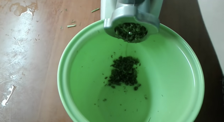 Не выкидывайте стебли укропа. Из них можно сделать кое-что очень вкусное