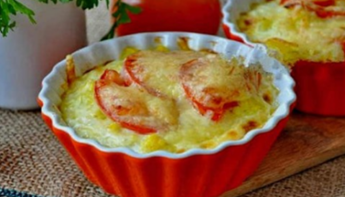Запеченная цветная капуста с сыром и помидорами Запеченная цветная капуста с сыром и помидорами