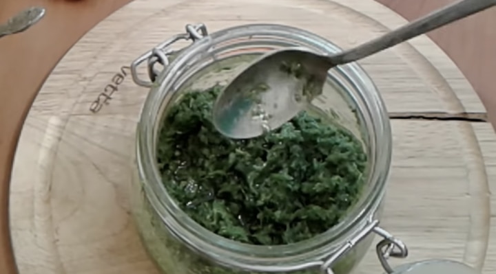 Не выкидывайте стебли укропа. Из них можно сделать кое-что очень вкусное