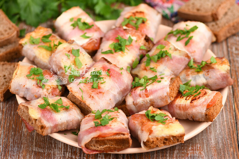 "Шикарная" закуска из хлеба и бекона на сковороде (очень вкусно и готовить просто)