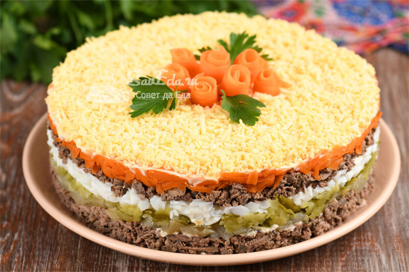 Нежный салат с куриной печенью слоями (рецепт с фото)