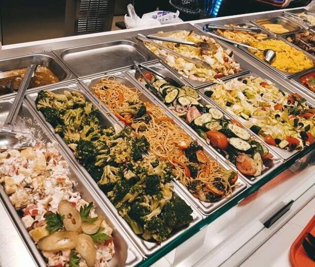 Продукты, которые стоит немедленно выкинуть из холодильника