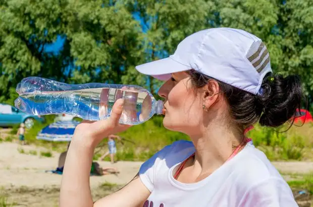 Какая вода полезнее, с газом или без