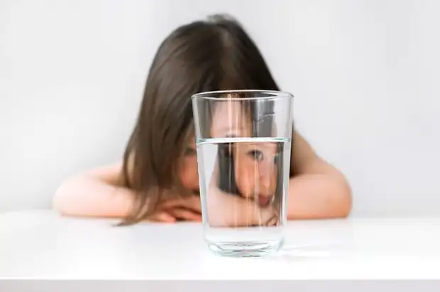 Какая вода полезнее, с газом или без