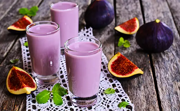 Стаканы с коктейлем из инжира и молока