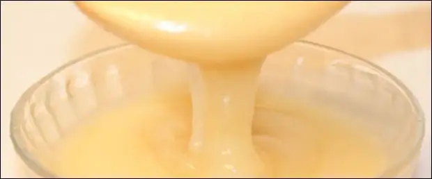 липовый мед стекает с ложки