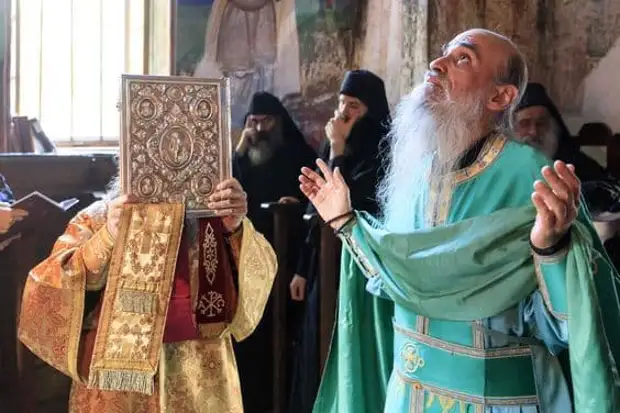 Священнослужители в церкви