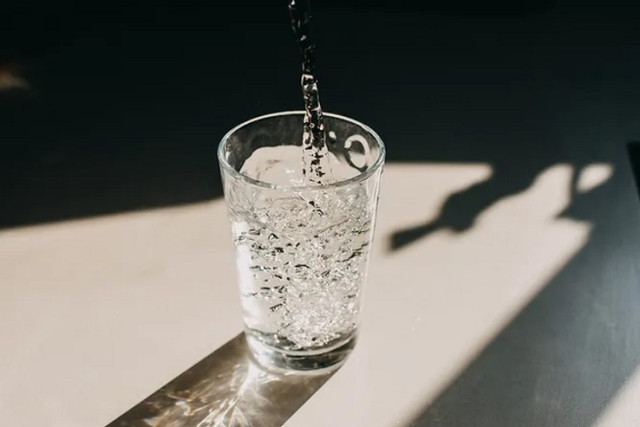 вода